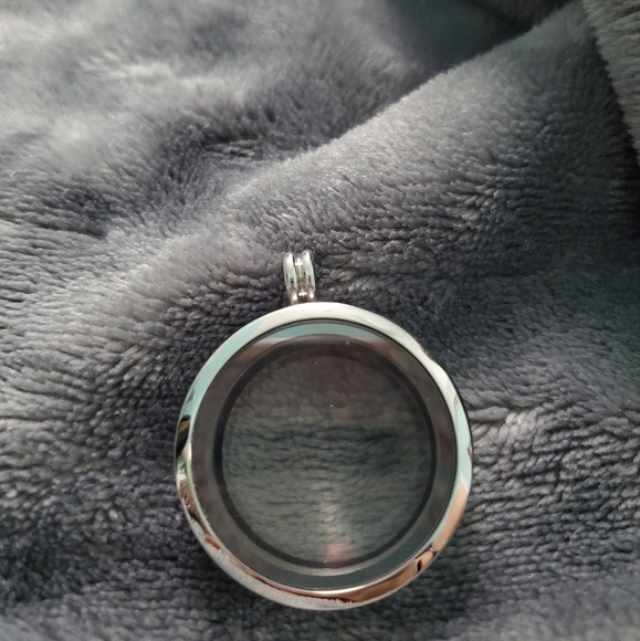 Floating Locket comes w/ Chain and 3 Random Charms - Picture 7 of 7